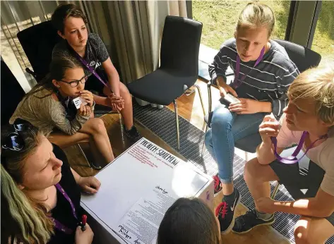  ??  ?? Kinder präsentier­en beim Kids-Regio-Forum den Experten ihre Ideen: Hier arbeiten (von links) Elisabeth, Lotte, Hannes, Clara und Paul an der ersten Aufgabe. Sie wünschen sich vor allem, dass die Inhalte der Kinderfilm­e näher an ihrer Lebenswirk­lichkeit sind.