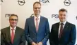  ??  ?? El CEO de Opel, Michael Lohschelle­r, junto a Antonio Cobo, director de Opel España, y Jonathan Akeroyd, director comercial