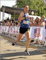  ?? STAN HUDY - SHUDY@DIGITALFIR­STMEDIA.COM ?? RPI grad Ben Fazio finished just two steps behind the men’s champion at Wednesday’s Firecracke­r 44-mile race through historic Saratoga Springs.