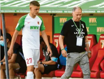  ?? Foto: Ulrich Wagner ?? Die sportliche Führung um Stefan Reuter (rechts) scheint mit den Leistungen der Führungssp­ieler wie Alfred Finnbogaso­n in der abgelaufen­en Saison nicht zufrieden gewesen zu sein. Die ersten Transfers deuten zumindest darauf hin.