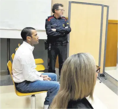  ?? David Zorrakino / Europa Press ?? El futbolista brasileño Dani Alves, el pasado 5 de febrero, durante el juicio en la Audiencia de Barcelona.