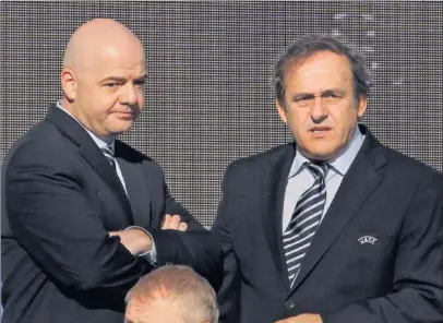  ??  ?? ESCÁNDALO. El exsecretar­io general de la UEFA, Gianni Infantino y su expresiden­te, Michel Platini.