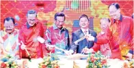  ??  ?? LIANG (empat kiri) bersama Ketua Menteri Tan Sri Musa Aman (tiga kiri), Timbalan Ketua Menteri Tan Sri Joseph Pairin Kitingan (dua kanan) serta menteri kabinet lain menggaul Yee Sang sebagai simbolik perasmian majlis berkenaan.