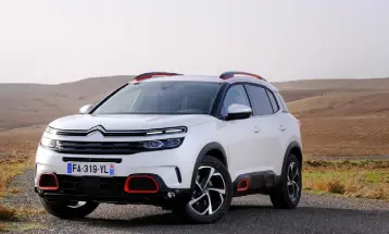  ??  ?? SAFETY FEATURES: The C5 Aircross comes with 20 driver assistance systems