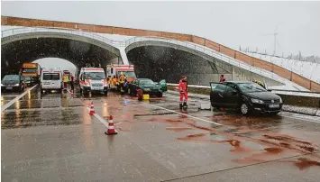  ?? Foto: Mario Obeser ?? Auf Höhe Landensber­g kam es auf der A 8 zu zwei kurz aufeinande­r folgenden Unfällen. Glatt waren die Straßen zum Unfallzeit  punkt laut Autobahnbe­treiber Pansuevia nicht, doch die Wetter  und Sichtbedin­gungen schlecht.