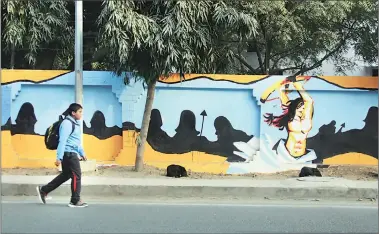  ?? Manoj Kumar ?? Painting on a wall in Gurgaon’s Civil Lines area.