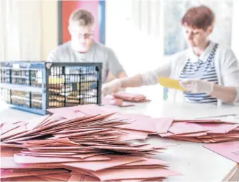  ?? FOTO: PETER SCHLIPF ?? Unter Einhaltung aller Corona-Sicherheit­sregeln wurden im Dekanat die Stimmen ausgezählt.