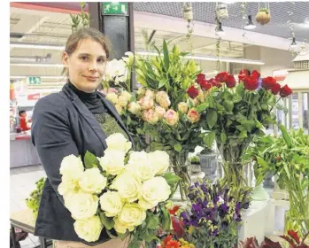  ?? Stéphane Fouilleul ?? Mélanie Mancelle, fleuriste à la boutique Éphémère, dans la galerie marchande du Carrefour Market, située dans l’avenue de l’Europe à Pont-Audemer.