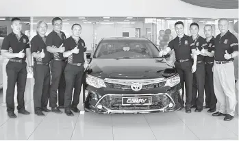  ??  ?? UMW Toyota Motor Sdn Bhd staff pose with the new Toyota Camry at their Jalan Pending, Kuching showroom.