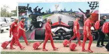  ?? WILLIAM WEST/AFP ?? BALIK KUCING: Kru Ferrari saat tiba di Sirkuit Albert Park, Melbourne, Australia (13/3), beberapa jam sebelum pengumuman pembatalan GP Australia.