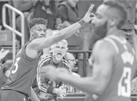  ?? Michael Ciaglo / Houston Chronicle ?? Timberwolv­es guard Jimmy Butler lets his fingers do the talking after sinking one of Minneota’s 15 3-pointers on Saturday night.