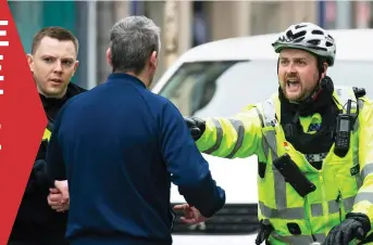  ??  ?? Move on or else: A policeman in Perth, Scotland gives a final warning after finding two men on the street PEOPLE ON THE STREET CAN BE SENT HOME