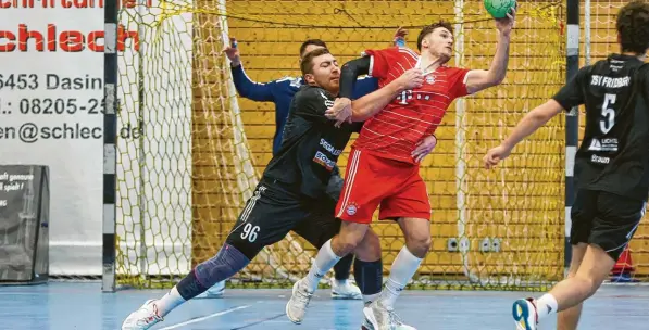  ?? Foto: Christian Kolbert ?? Alexander Prechtl (schwarzes Trikot) und die Handballer des TSV Friedberg wollen auch Dachau im Zaum halten.