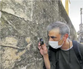  ?? A.J. GONZÁLEZ ?? Miguel Ángel Núñez observa un fósil en un muro de la Mezquita.