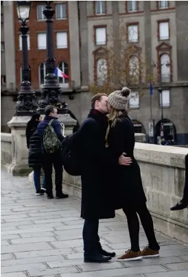  ?? Bild: Annika Goldhammer ?? Pont Neuf, Paris äldsta bevarade bro, är en klassisk träffpunkt för kärlekspar.