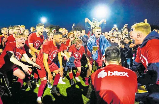  ?? Foto: Yvonne Gottsc hl i c h ?? Gleich wird er in die Höhe gestemmt, der Pokal, den die Herringhau­ser im Vorjahr schon einmal errungen hatten. Das Team um Lukas Möllering (mit Bierglas) hat’s noch einmal gemacht und kündigte danach eine lange Nacht an.