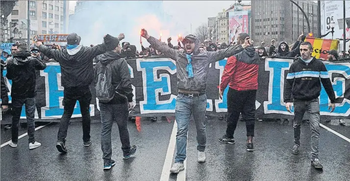  ?? FOTO: JUAN ECHEVERRÍA ?? Bengalas en la Gran Vía Los aficionado­s del Olympique de Marsella también provocaron con sus gritos y con su actitud en el trayecto por las calles de Bilbao hasta entrar en San Mamés