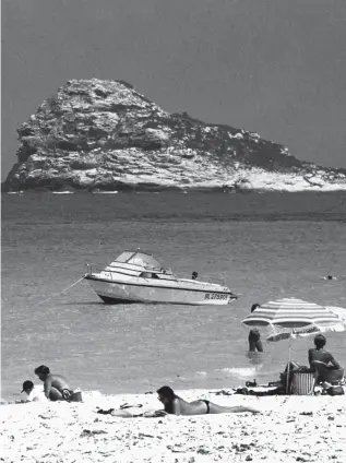  ??  ?? Stessa sabbia, altro stile Una spiaggia della Corsica FOTO FOTOGRAMMA