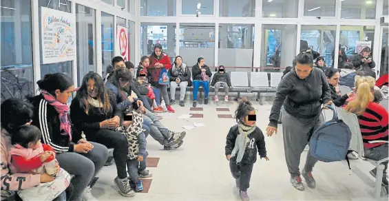  ?? MAURICIO NIEVAS ?? Consulta. En la guardia del Hospital de Niños de La Plata, ayer, cientos de padres esperaban que sus hijos fueran atendidos.