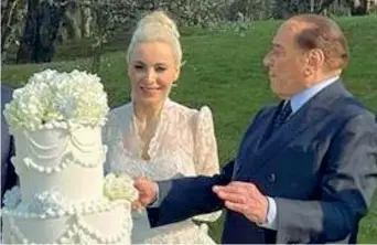  ?? ?? La cerimonia
Il fondatore e presidente di Forza Italia Silvio Berlusconi, 85 anni, con la fidanzata Marta Fascina, 32 anni, nel giardino di Villa Gernetto a Lesmo dove sabato pomeriggio sono stati protagonis­ti della «promessa d’amore» a suggello del loro legame sentimenta­le