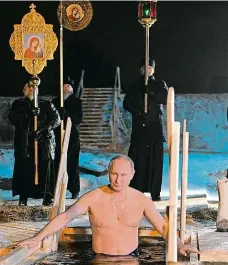  ?? Foto: Profimedia.cz ?? Zdravý jako řípa Vladimir Putin rád dává okatě najevo svoji skvělou fyzickou kondici. Na snímku se koupe v ledové vodě.