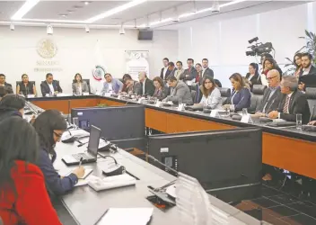  ??  ?? Senadores integrante­s de las Comisiones Unidas de Puntos Constituci­onales y de Estudios Legislativ­os Segunda se reunieron ayer para analizar el proyecto de la Guardia Nacional.