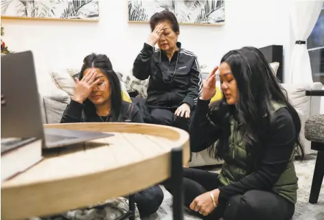 ?? Gabrielle Lurie / The Chronicle ?? Mariquita Baluyot ( center) and daughters Jasmine Igtanloc ( left) and Jenilee Silva pray on a video chat with family around the world.