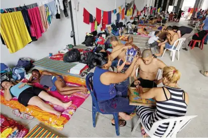  ??  ?? Más de 400 cubanos permanecen hacinados en una bodega de Turbo.