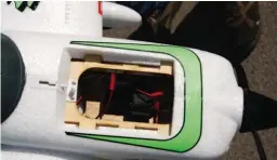  ??  ?? Une trappe située sur le dessus de l’avion, à l’avant, permet d’installer l’accu LiPo 3S qui aura une capacité allant de 2 200 à 3 650 mAh.