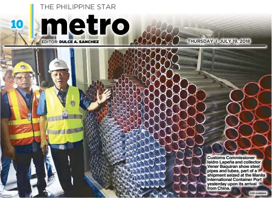  ?? EDD GUMBAN ?? Customs Commission­er Isidro Lapeña and collector Vener Baquiran show steel pipes and tubes, part of a shipment seized at the Manila Internatio­nal Container Port yesterday upon its arrival from China.