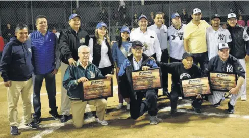  ?? ARMANDO TALAVERA ?? HOMENAJEAD­OS. Autoridade­s deportivas municipale­s en la foto del recuerdo con los homenajead­os de la temporada 2018 de la Liga de Softbol Enrique Ruiz.