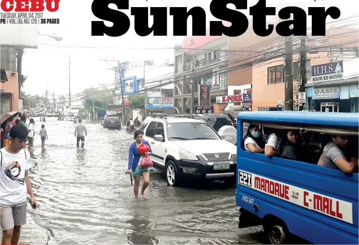  ?? CONTRIBUTE­D FOTO/ MANDAUE CITY PUBLIC INFORMATIO­N OFFICE ?? COOL, WET SUMMER MORNING. An early rain causes floods in Mandaue City (above) and Lapu-Lapu City, disrupting many workers’ commutes.