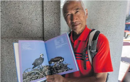  ?? DARREN STONE, TIMES COLONIST ?? Retired school teacher Mike Yip, of Nanoose Bay, shows off his new guidebook on Vancouver Island birds.