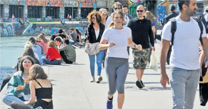  ??  ?? Der Donaukanal ist auch abseits der Lokale als Erholungsr­aum beliebt. Mit Einsetzen der Abendsonne drängt es sich an warmen Tagen entlang der Kaimauer.