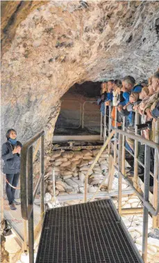  ?? FOTO: WUKA ?? Archäologe­n der Universitä­t Tübingen stellten beim Tag der offenen Höhle Neufunde vor und boten Führungen an.