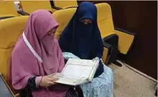  ?? ?? DIAN (kiri) dan Miza menyemak bacaan dan hafazan Al-Quran. - Gambar NSTP/OMAR AHMAD