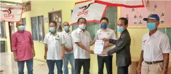 ?? ?? TR Etap Lungan (second right) hands over PRS membership forms to Pandang, witnessed by Ripin Lamat (third right).