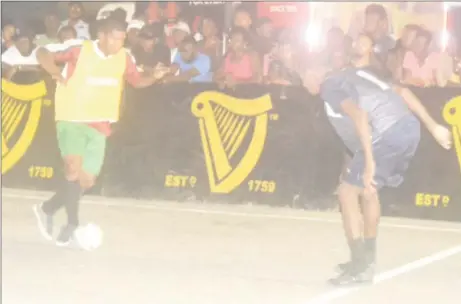  ??  ?? Anil Hernandez (centre) of Melanie-B on the attack against Silver Bullets during their quarterfin­al fixture in the Guinness ‘Greatest of the Streets’ National Championsh­ip at the Mackenzie Bus Tarmac.