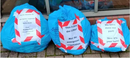  ?? Picture: Gareth Rees ?? IT’S RUBBISH: The couple deliver three bags of litter cleared from the A327 Reading Road protesting a lack of action