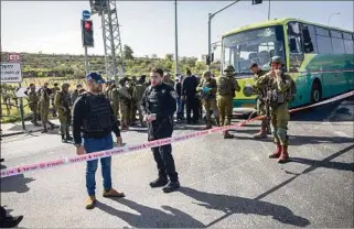  ?? ?? ATENTADO. Un palestino apuñalo a un israelí en un autobús en el asentamien­tos de Gush Etzion.