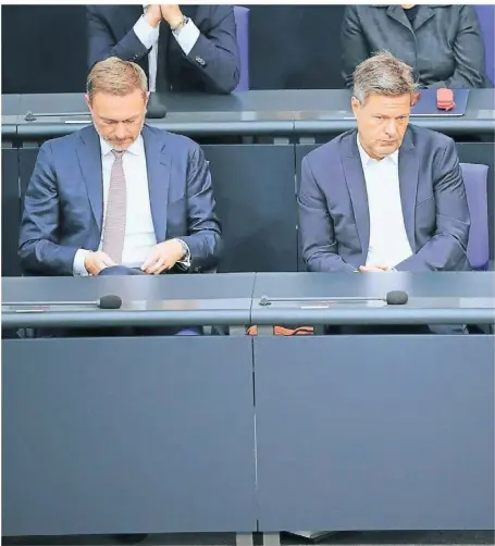  ?? FOTO: DPA ?? Die Grünen und Wirtschaft­sminister Robert Habeck (rechts) fordern von Finanzmini­ster Christian Lindner (FDP) mehr Geld für Unternehme­nshilfen.