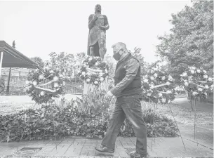  ?? MARK MIRKO/HARTFORD COURANT ?? Tony Larefice walks past a statue of Christophe­r Columbus after placing a wreath at its base during a Columbus Day ceremony last year.