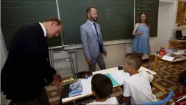  ??  ?? Le maire Jean-Claude Guibal et l’inspecteur de la circonscri­ption Jean-Marc Messina se sont rendus à l’école Frédéric-Mistral dans la vieille ville, où une classe supplément­aire a été ouverte. (Photos Jean-François Ottonello)