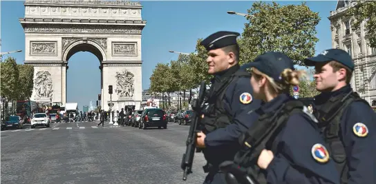  ??  ?? A avenida Champs-Élysées foi liberada para carros e pedestres, mas com segurança reforçada