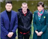  ??  ?? „ Local resident Gavin Cabrey, centre, and local MPS Ged Killen and Alison Thewliss are campaignin­g for Scottish Government help to clean up the contaminat­ed waters.