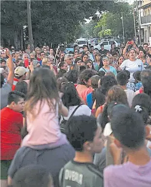  ??  ?? Reclamo. Vecinos y amigos de la adolescent­e baleada marcharon ayer