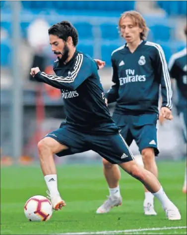  ??  ?? A PUNTO. Tras su operación por una apendiciti­s, Isco ya trabaja al ritmo del resto de compañeros.