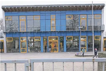  ?? ARCHIVFOTO: UD ?? In der Grundschul­e am Wienenweg könnten zwei provisoris­che Kita-Gruppen untergebra­cht werden.