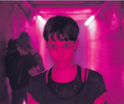  ??  ?? Brilliert in „Verschwöru­ng“als Lisbeth Salander: Claire Foy. Die britische Schauspiel­erin löst Noomi Rapace und Rooney Mara in der Rolle als Computerha­ckerin im Gothic Look ab.
