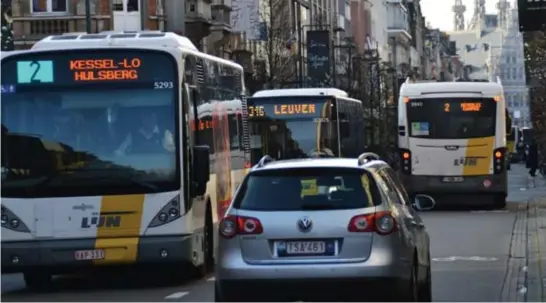  ?? © ?? Door minder bussen dwars door het stadscentr­um te laten rijden, wil men de leefbaarhe­id in onder andere de Bondgenote­nlaan verbeteren. hsb